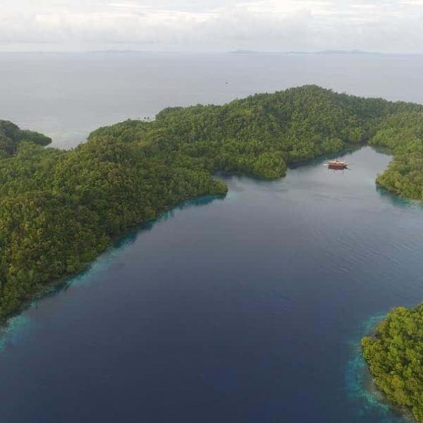Ratu Laut moored at Wayag